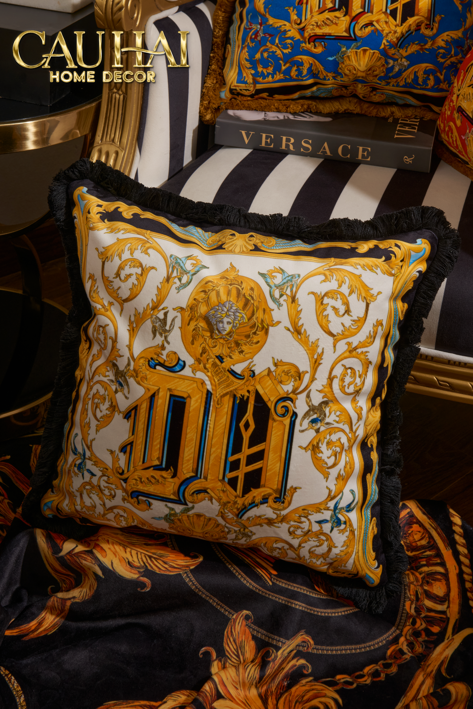 Maison Couture - V Class Pillow Case    I ♡ Baroque Acanthus V Monogram Cushion 45 Medusa Gala White