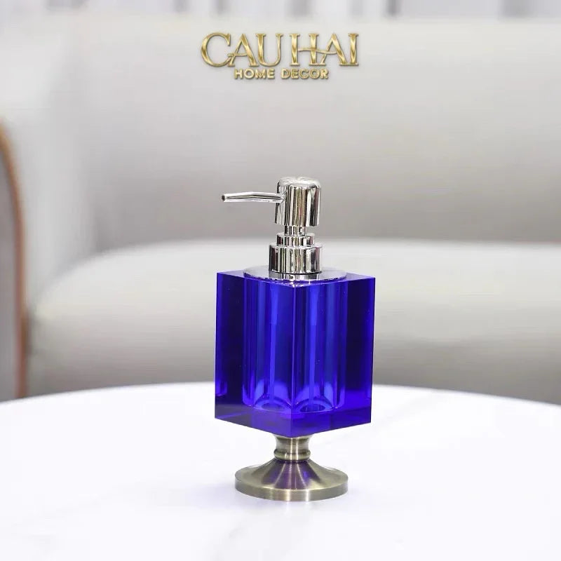 Maison Couture – Chai Kit Lotion Deepsea Blue Cristalleries Cube Impérial Vanities 8.5x7x19.5 220Ml-PHỤ KIỆN NHÀ TẮM-CẬU HAI HOME DECOR