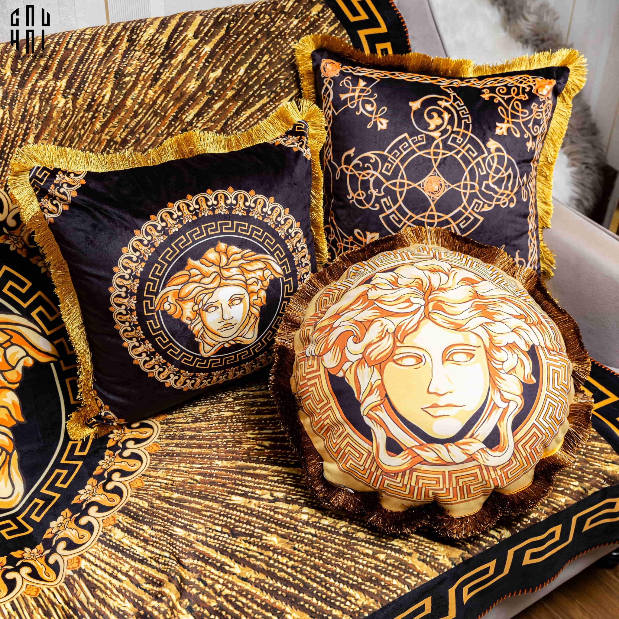 Maison Couture - Gối Tròn Nhung Chenille V Class Grande Medusa Medallion Centerpiece Amplified 45.-VỎ GỐI-CẬU HAI HOME DECOR