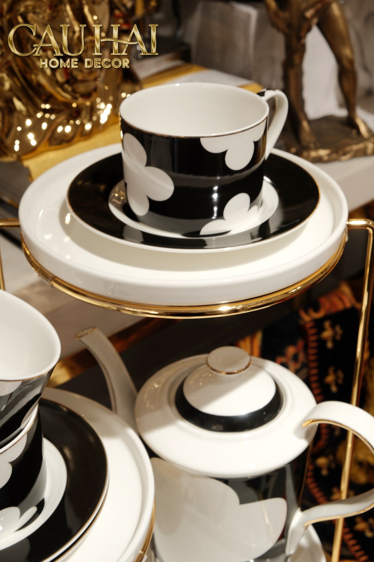 Maison Couture - Set Bình Trà Château Clover Signature – L’Atelier Rayé Élégant Tea Set-BỘ BÌNH TRÀ-Đối tác tại Trung Quốc theo từng đơn đặt hàng-CẬU HAI HOME DECOR