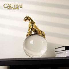 Maison Couture - Tượng Quả Cầu Pha Lê - Tượng Báo Bằng Đồng - Regal Brasson Panther Globe 15x30-TƯỢNG TRANG TRÍ-CẬU HAI HOME DECOR