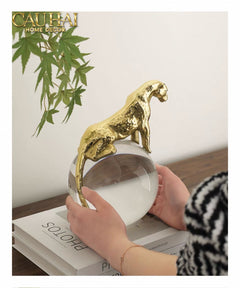 Maison Couture - Tượng Quả Cầu Pha Lê - Tượng Báo Bằng Đồng - Regal Brasson Panther Globe 15x30-TƯỢNG TRANG TRÍ-CẬU HAI HOME DECOR