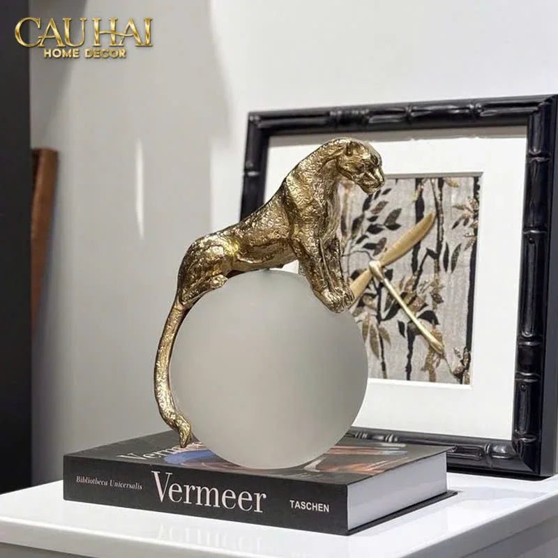 Maison Couture - Tượng Quả Cầu Pha Lê - Tượng Báo Bằng Đồng - Regal Brasson Panther Globe 15x30-TƯỢNG TRANG TRÍ-CẬU HAI HOME DECOR