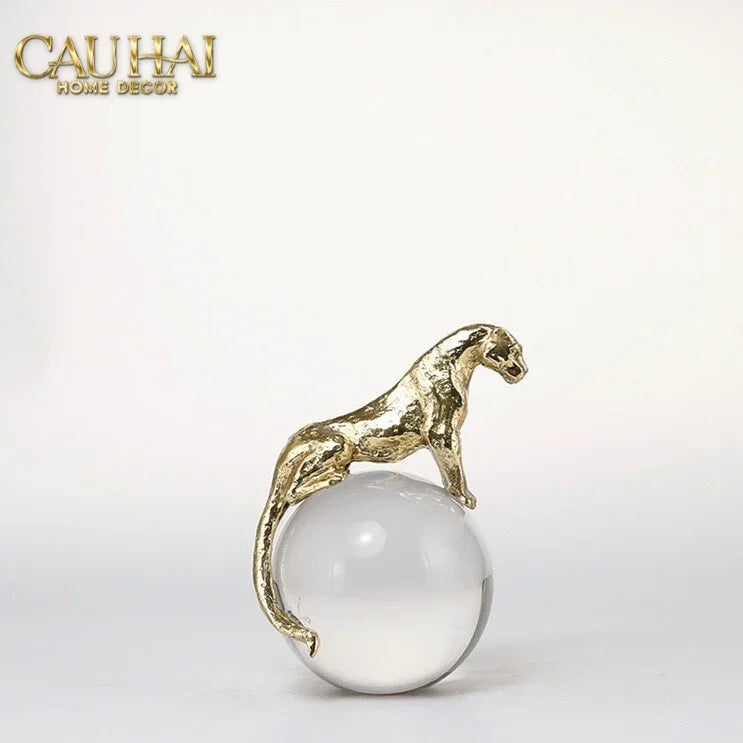Maison Couture - Tượng Quả Cầu Pha Lê - Tượng Báo Bằng Đồng - Regal Brasson Panther Globe 15x30-TƯỢNG TRANG TRÍ-CẬU HAI HOME DECOR