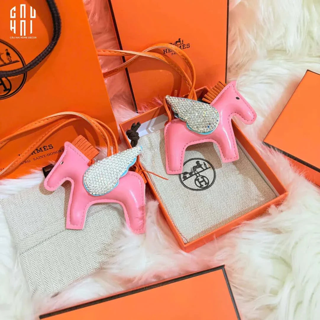 Móc Khoá - Charm Đeo Túi Helios Chariot - Pink Girls-MÓC KHÓA & CHARM TÚI-Đối tác tại Trung Quốc theo từng đơn đặt hàng-CẬU HAI HOME DECOR