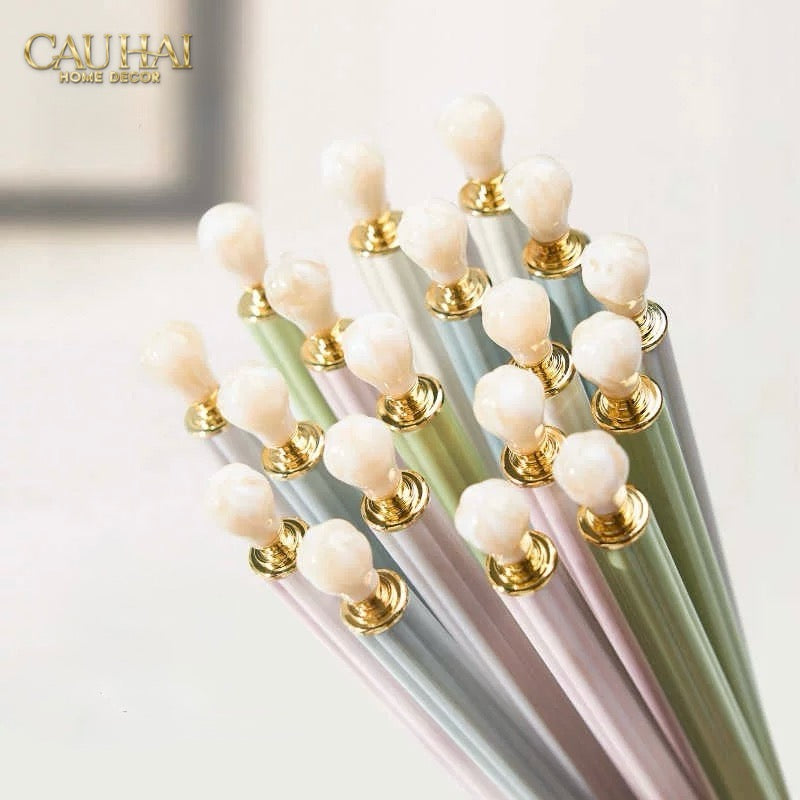 Set 5 Đôi Đũa Sợi Thuỷ Tinh White Pearl Jewelry PET Chopsticks 24.5cm-Dinner Cutlery Set Dao Muỗng Nĩa-Đối tác tại Trung Quốc theo từng đơn đặt hàng-CẬU HAI HOME DECOR