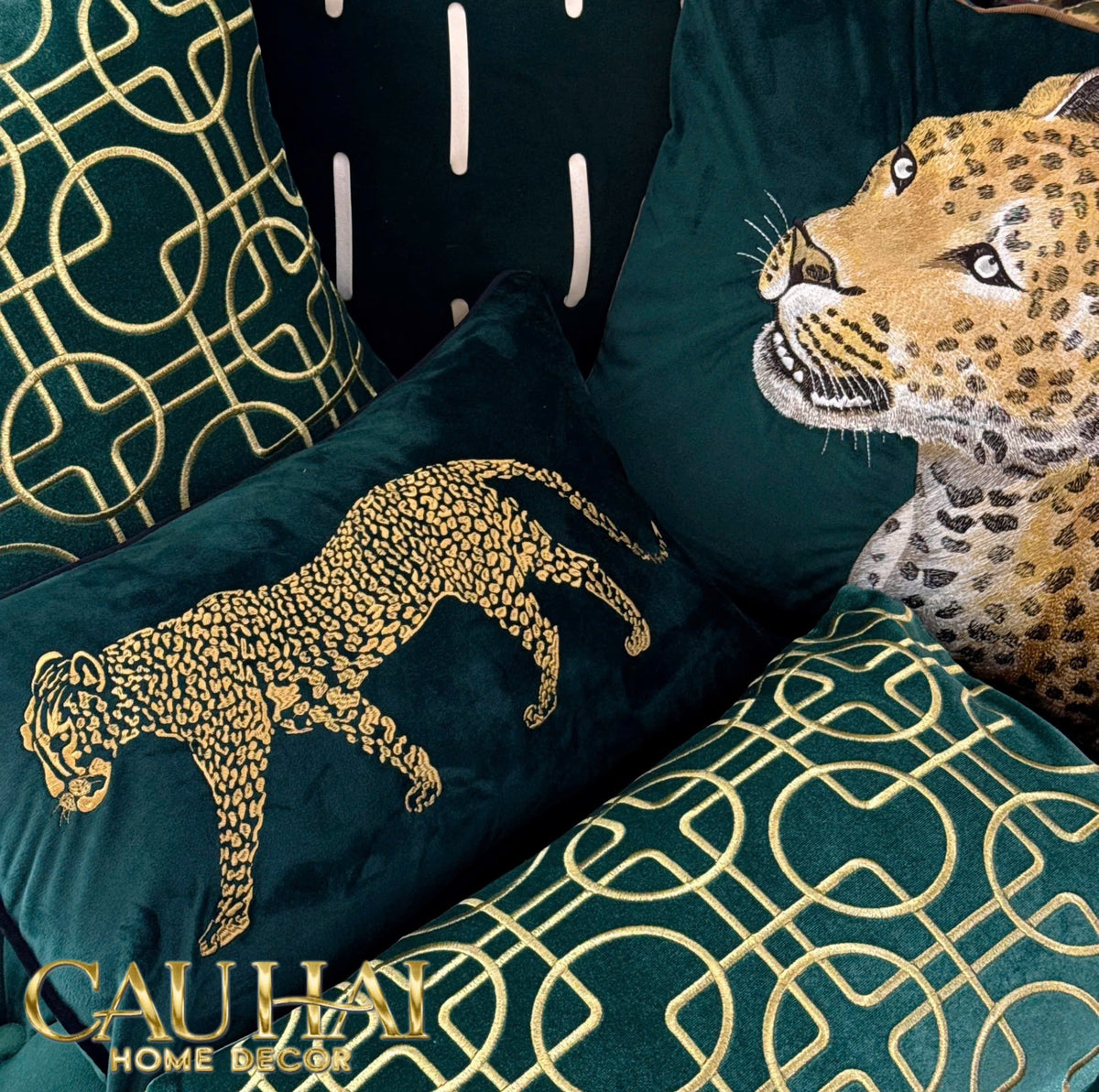 Vỏ Gối Nhung Leopard Gaze Emerald 45x45-Vỏ Gối-Cậu Hai Home Decor-CẬU HAI HOME DECOR